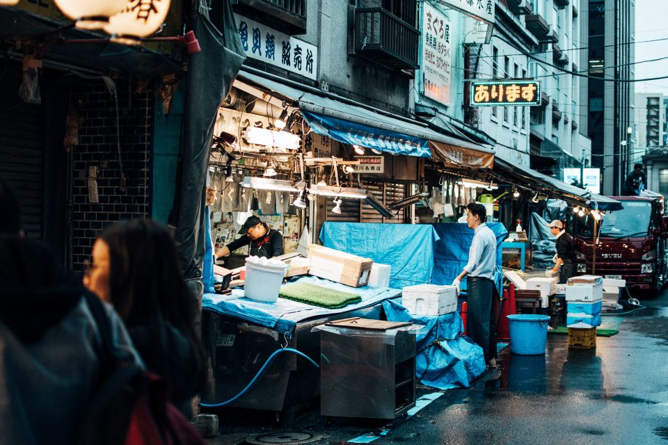 Tsukiji: Outer Market Walking Tour & Sake Tasting Experience - Visiting Hongwanji Temple