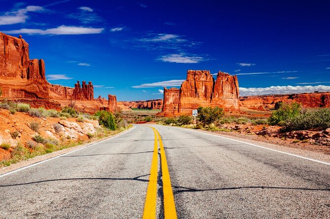 Immersive Arches Scenic Road Tour W/ Iconic Stops - Photographic Opportunities