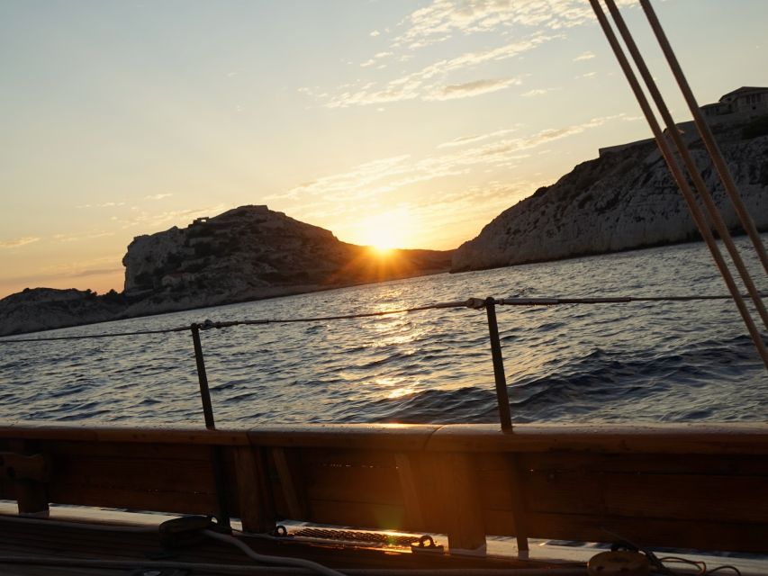 Marseille: Sunset Sailing Dinner in the Frioul Archipelago - Buffet Dinner and Included Beverages