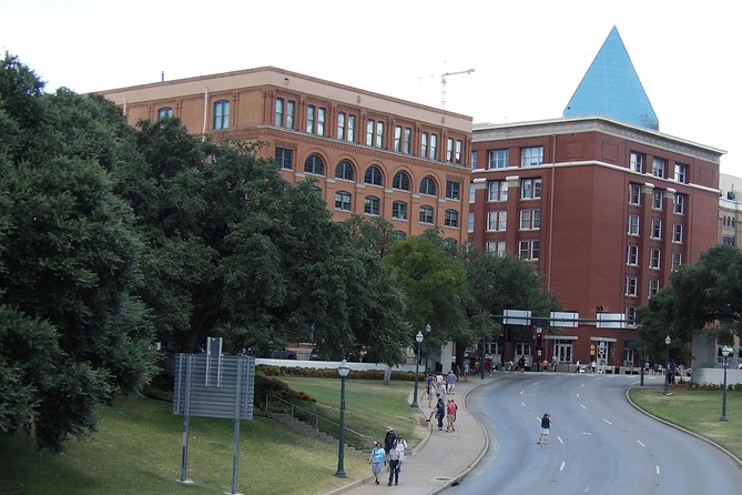 JFK Assassination Tour With JFK Museum and Oswalds Rooming House - Tour Group Size and Accessibility