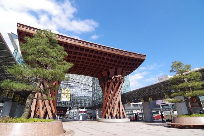 Kanazawa Full-Day Private Tour With Government Licensed Guide - Kenrokuen Garden