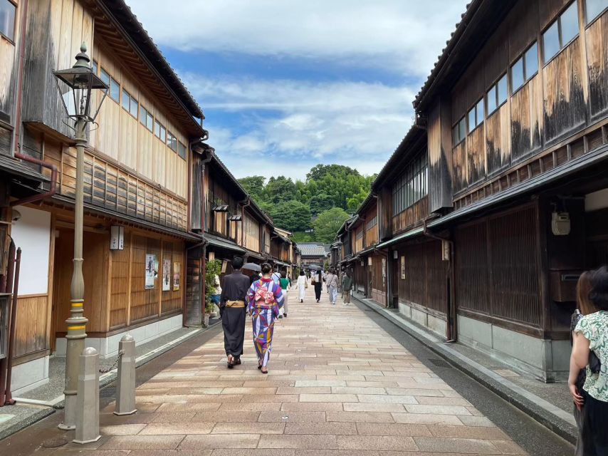 Kanazawa: Samurai, Matcha, Gardens and Geisha Full-Day Tour - Higashi-chaya Tea District