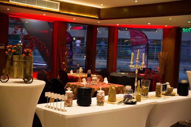 Dubai Marina Dinner Cruise With Drinks & Live Music - Dress Code and Attire
