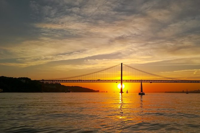 Lisbon Sunset Sailing Cruise With a Drink-2h Small Group Tour - Admiring the Sunset Light