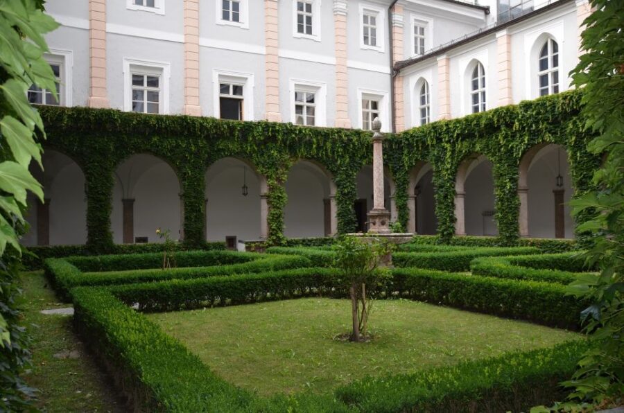 Innsbruck: Private Tour With a Local Guide - Explore Innsbrucks Old Town