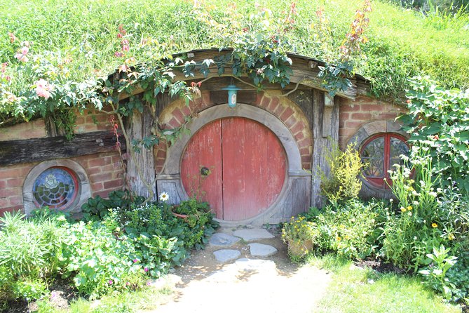 2-Day Hobbiton, Rotorua, Waitomo Caves Tour From Auckland With Accommodation - Itinerary and Inclusions