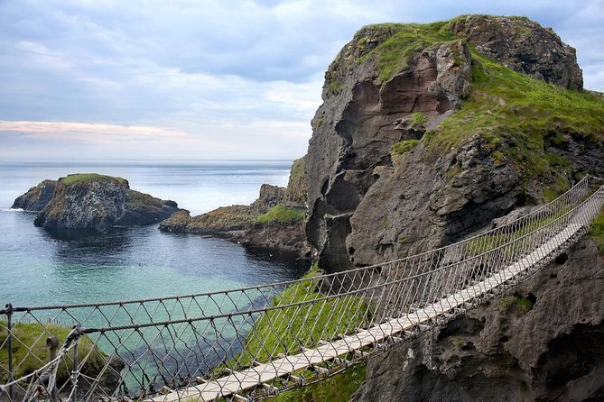 2-Day Northern Ireland Rail Tour: Belfast, Antrim Coast, and Giants Causeway
