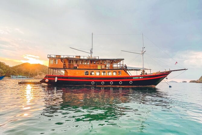3 Days Deluxe Boat Private Cabin Sailing Trip in Komodo Island