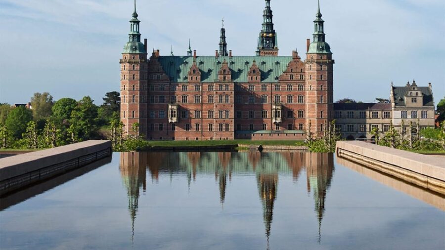 A Easy Pace Tour of Kronbog Castle and Frederiksborg Palace
