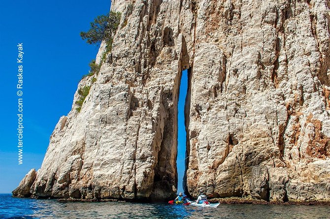 A Guided Day of Exploration in Sea Kayaking, Discovery of the National Park.