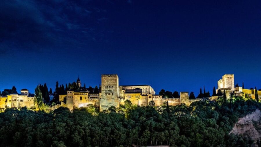 Alhambra: Nasrid Palaces Guided Night Tour Without Tickets