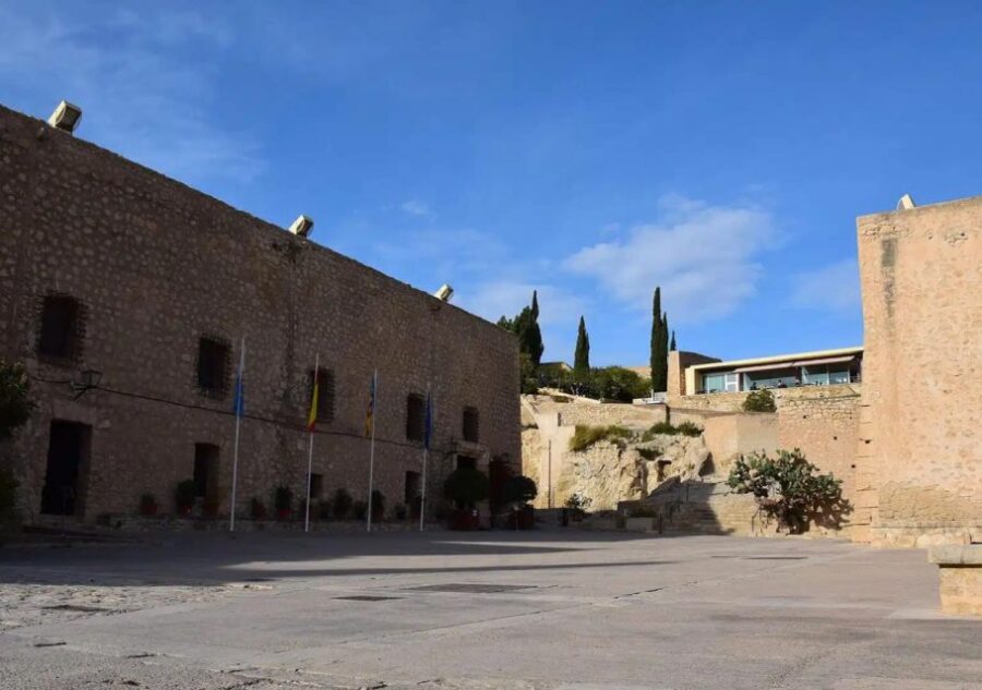 Alicante: Bullring and Castle Guided Tour With Taxi Transfer