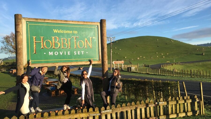 Auckland: Hobbiton Movie Set and Waitomo Small Group Tour