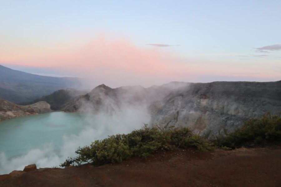 Bali: Mount Ijen Guided Night Walking Tour With Breakfast
