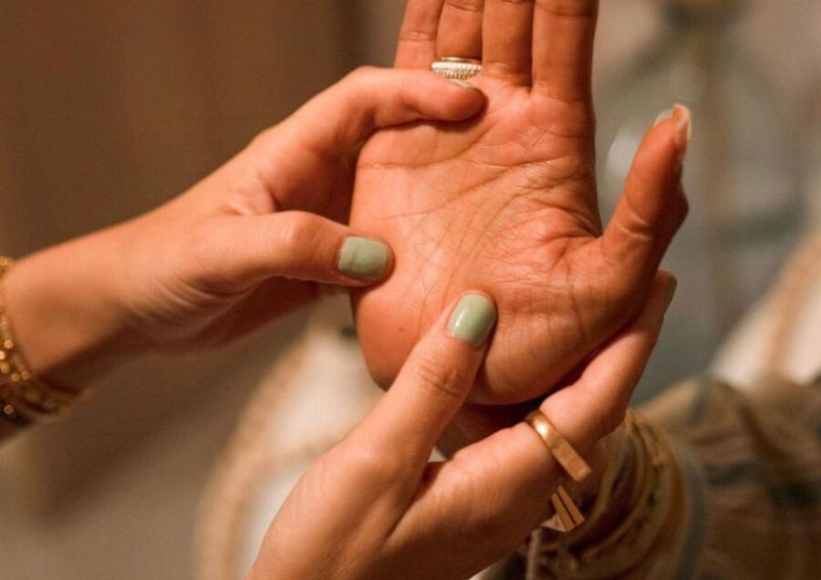 Bali: Temple Visit With Palm Reader & Fortune Telling Option