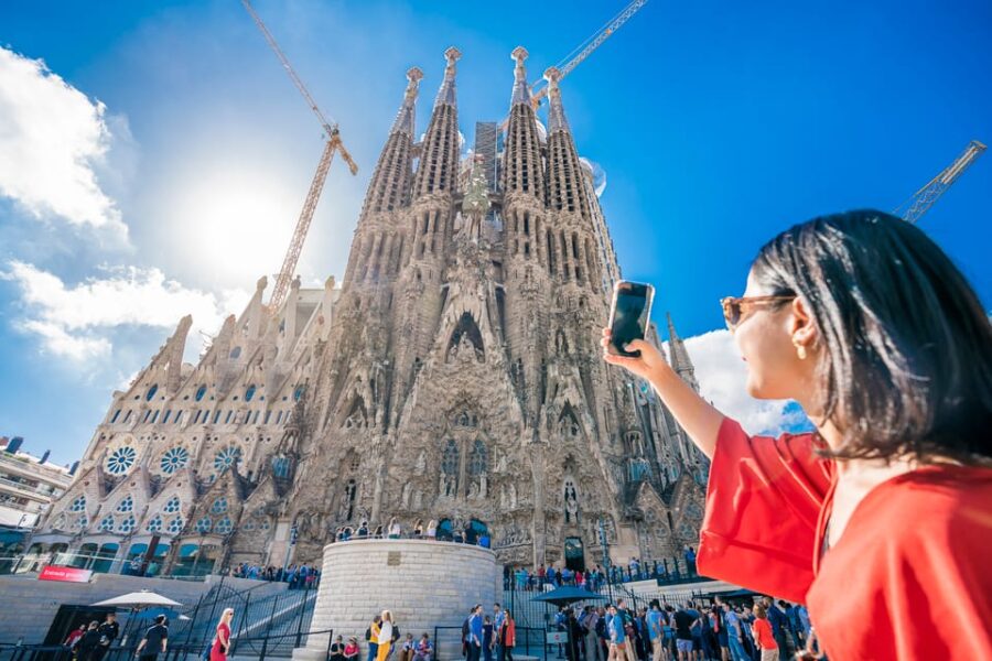 Barcelona Gaudí Guided Tour: Walking Tour & Vespa Tour 5h