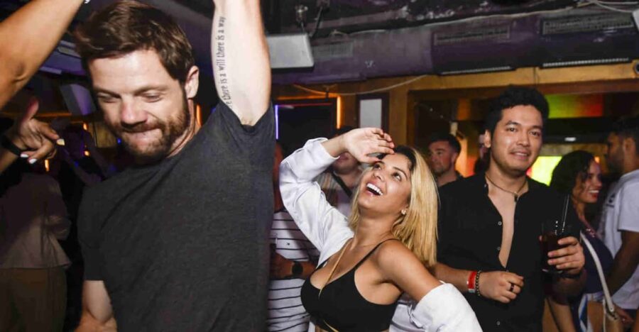 Barcelona: Pub Crawl With Optional Open Bar and VIP Entry