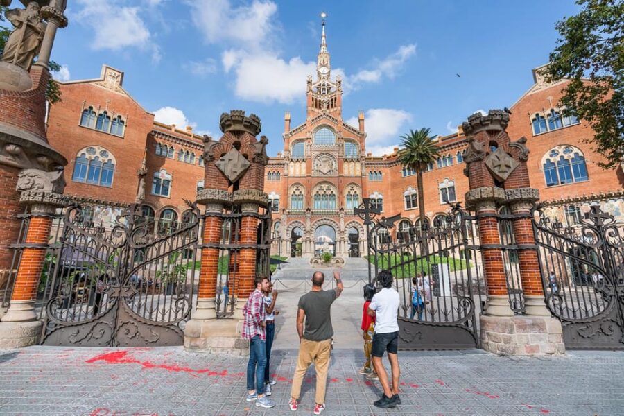 Barcelona: Sagrada Familia and Highlights 5h Vespa Tour