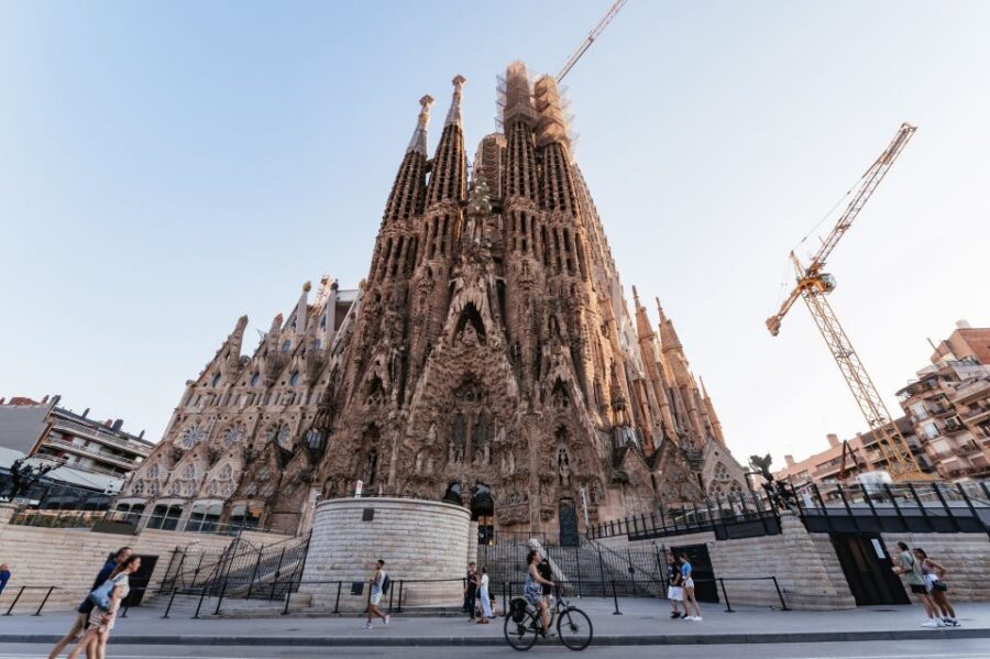 Barcelona: Sagrada Familia & City Sights Bike or E-Bike Tour - Tour Overview