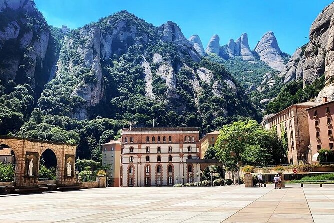 Barcelona to Montserrat: Guided Tour & Return Bus Transfers - Overview of the Tour