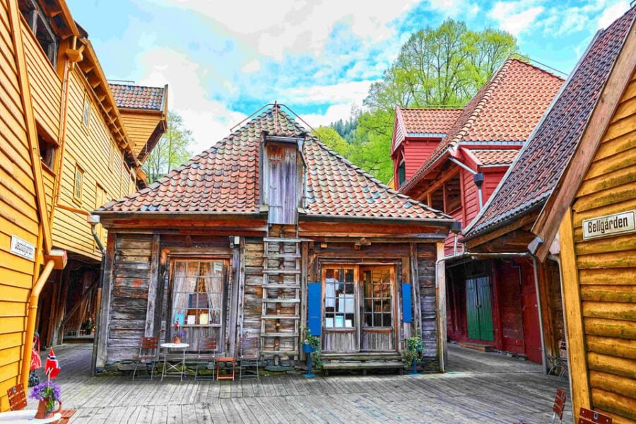 Bergen: Sightseeing Walking Tour With Ferry Ride - Tour Overview