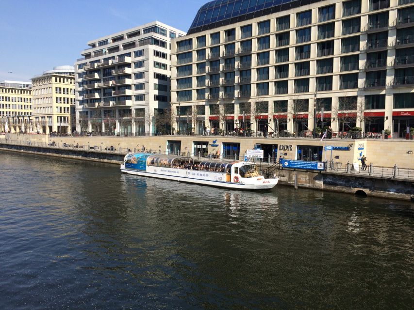 Berlin: Boat Sightseeing Cruise With Audioguide