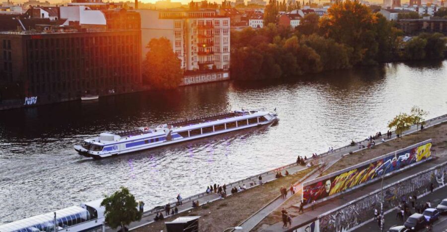 Berlin: Evening City Sightseeing Cruise