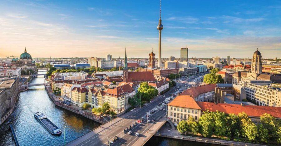 Berlin: Self Guided Walking Tour With Riddle & Quiz Game