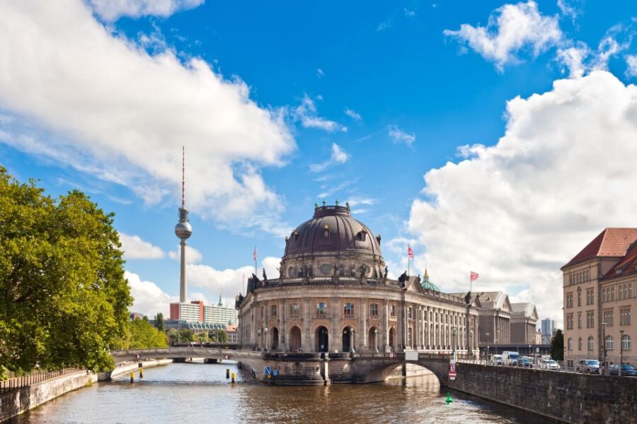 Berlin: Sights and Highlights Bike Tour With a Local Guide