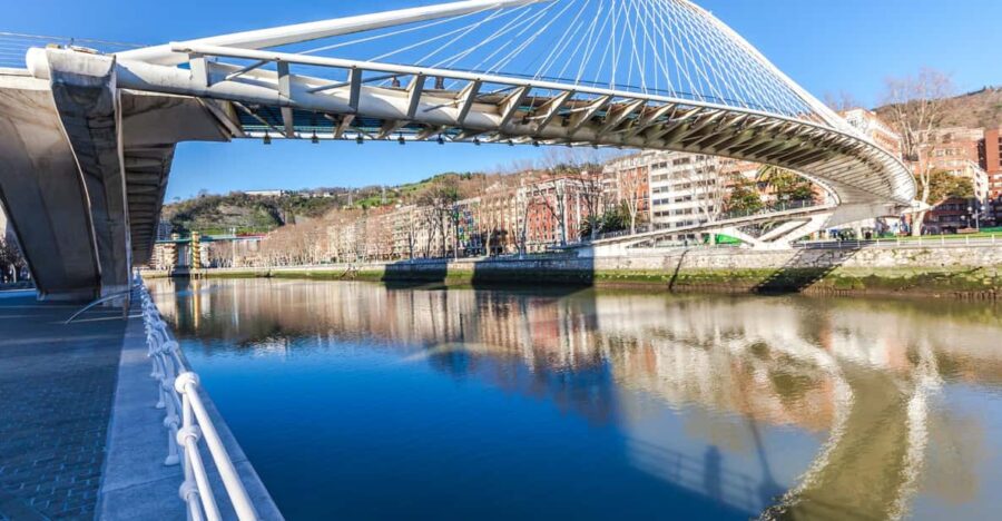 Bilbao: First Discovery Walk and Reading Walking Tour - Tour Overview