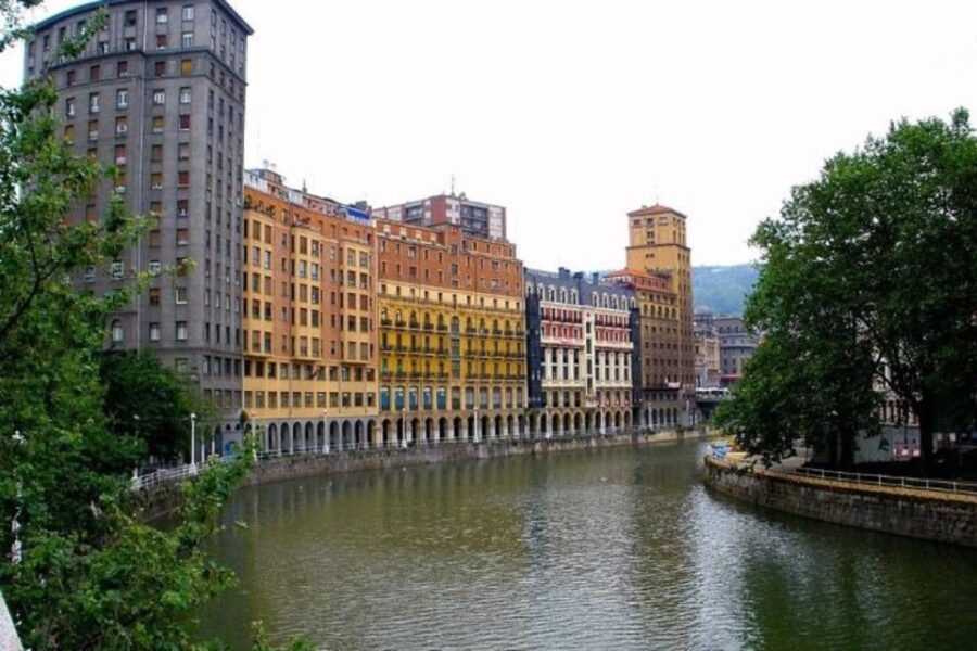Bilbao : Private Custom Walking Tour With a Local Guide
