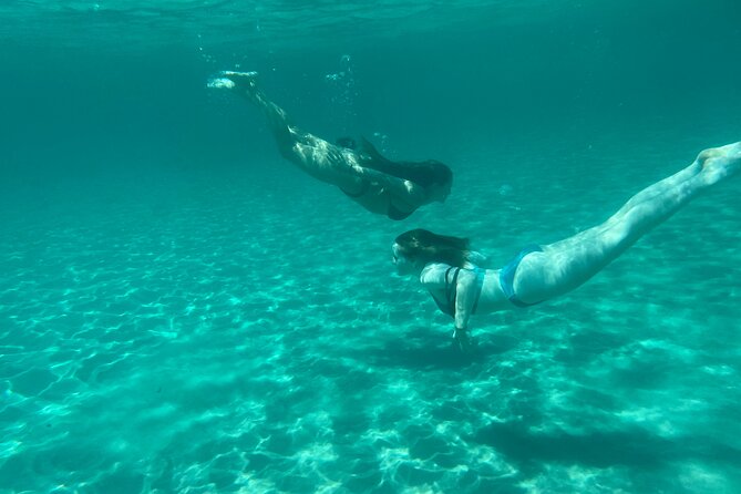 Boat Tour at Devils Saddle: 4 Swim Stops, Snorkeling & Prosecco