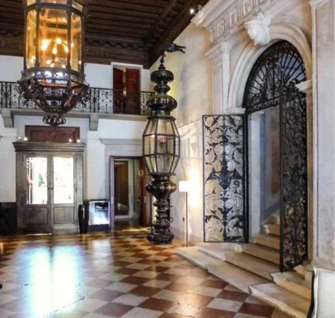 Boat Tour & Gala Dinner in a Venetian Palace