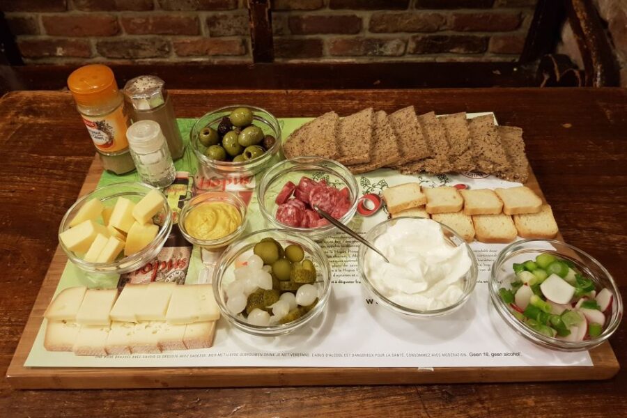 Brussels: Beer Tasting Tour With 7 Beers and Snacks