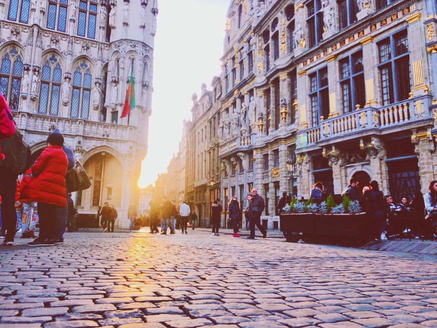 Brussels: Highlights Walking and Bus Tour With Waffle