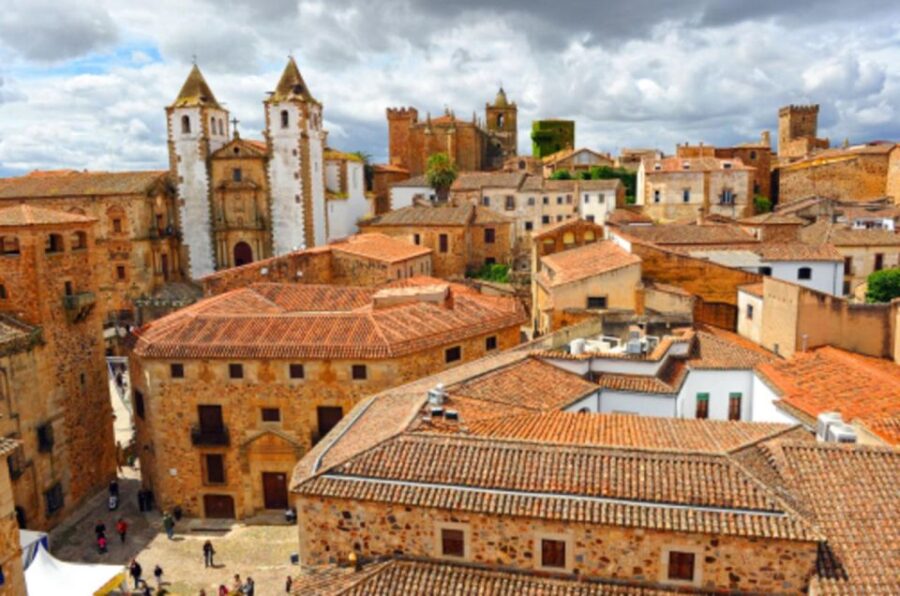 Cáceres: Guided Tour + Entrance to Monuments + Tasting