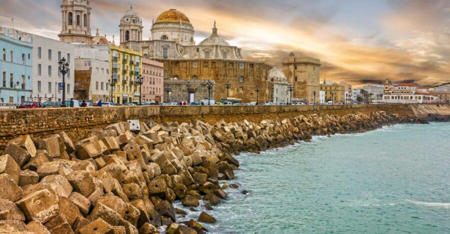 Cadiz: Mysteries and Crimes Walking Tour With Souvenir
