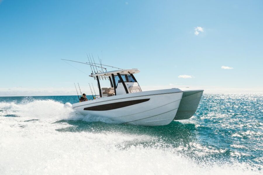 Cagliari: Aquila 28 Catamaran Daycruiser Rental