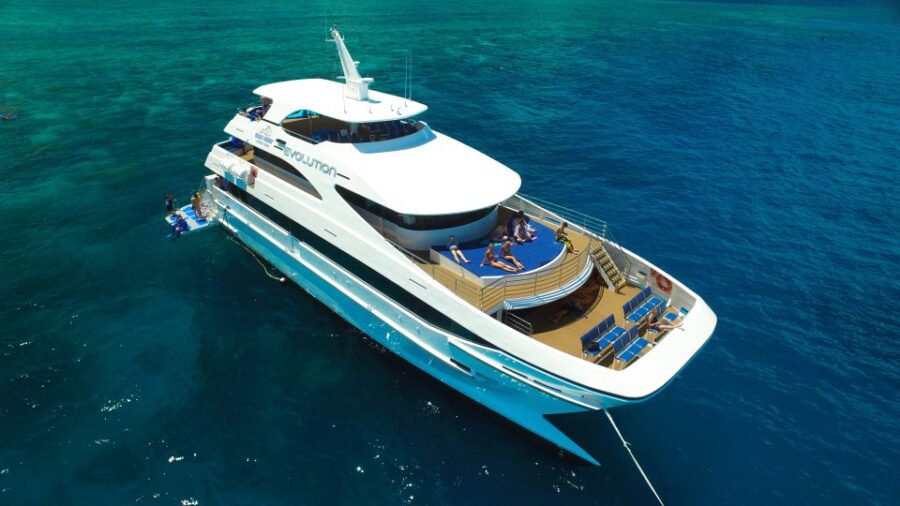 Cairns: Outer Great Barrier Reef Full-Day Tour With Lunch