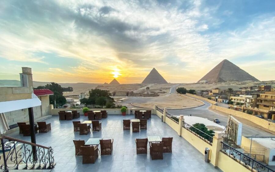 Cairo: Dinner at the Great Pyramid Inn With Hotel Transfers