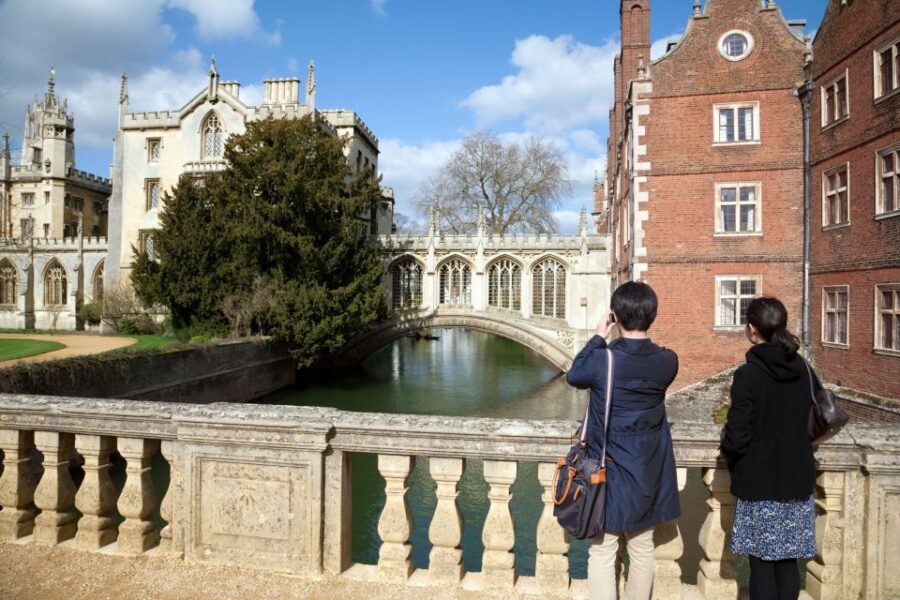 Cambridge: English Local Guided Walking Tour