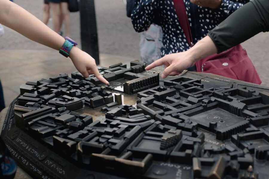 Cambridge: Self-Guided City Walk & Interactive Treasure Hunt