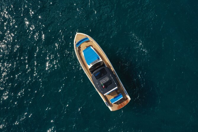 Capri: Discover the Beauties of the Island Aboard a Luxury Boat!