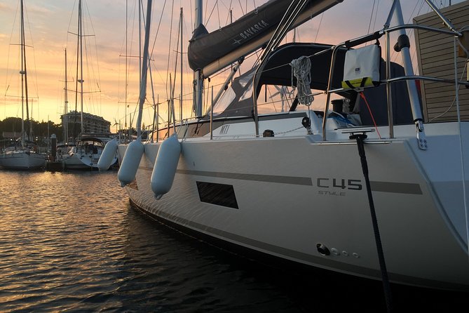 Cascais Sunset Private 2h Cruise With a Drink