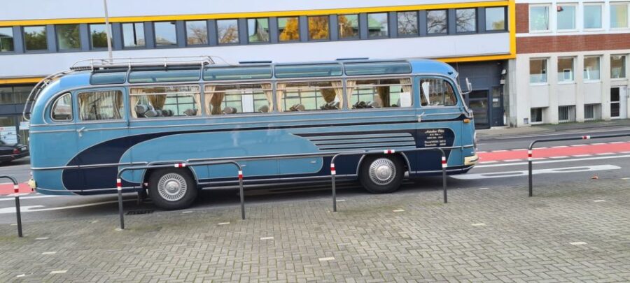 Cologne: Nostalgic Tour in German in Vintage Bus