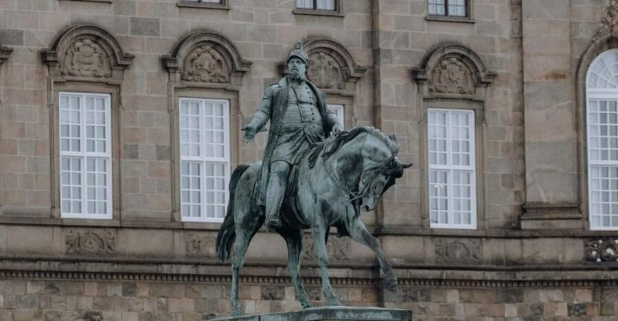 Copenhagen: Christiansborg Palace & Walking Tour in French