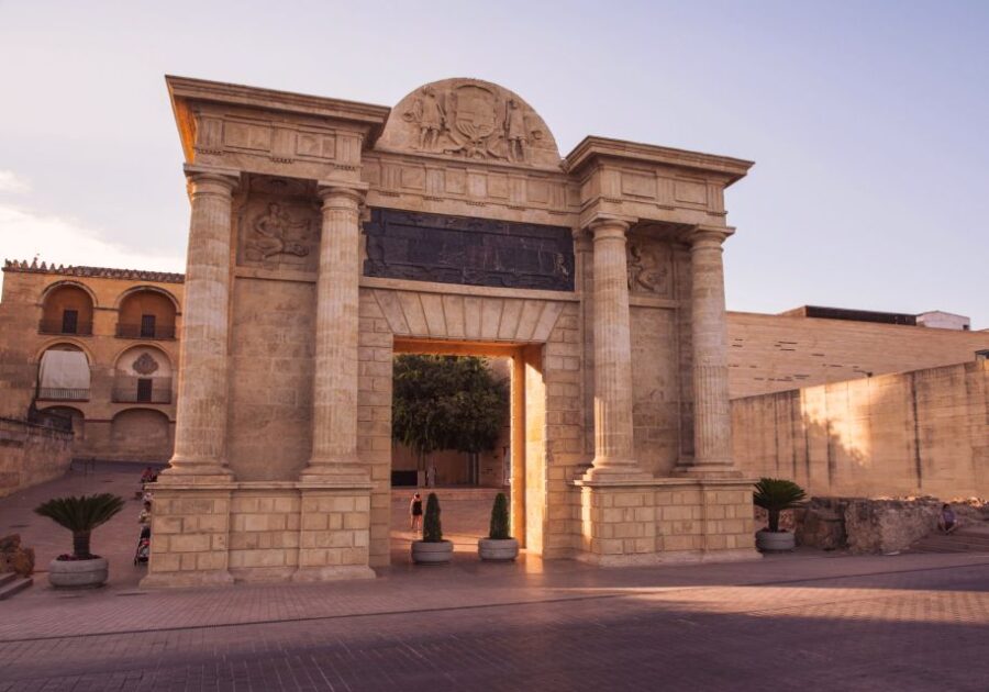 Córdoba: Scavenger Hunt and City Highlights Walking Tour