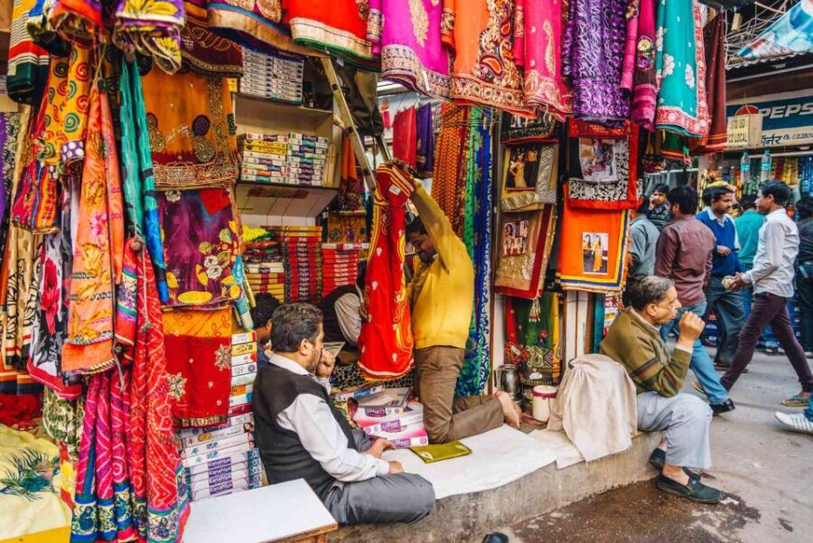 Delhi: Half Day Shopping Tour With Private Guide & Transfer