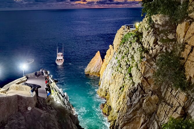 Deluxe Cliff Divers+Sunset Exhibition Bynight W/Different Options