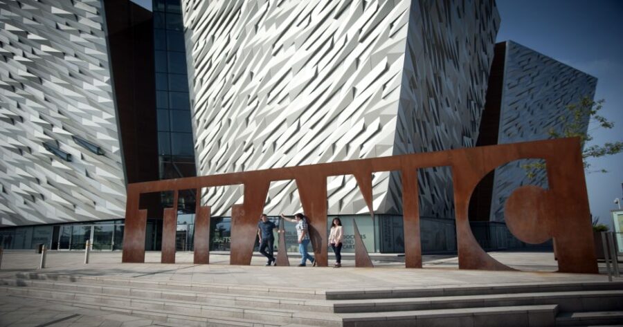 Dublin: Giants Causeway & Belfast (Titanic or Black Taxi)